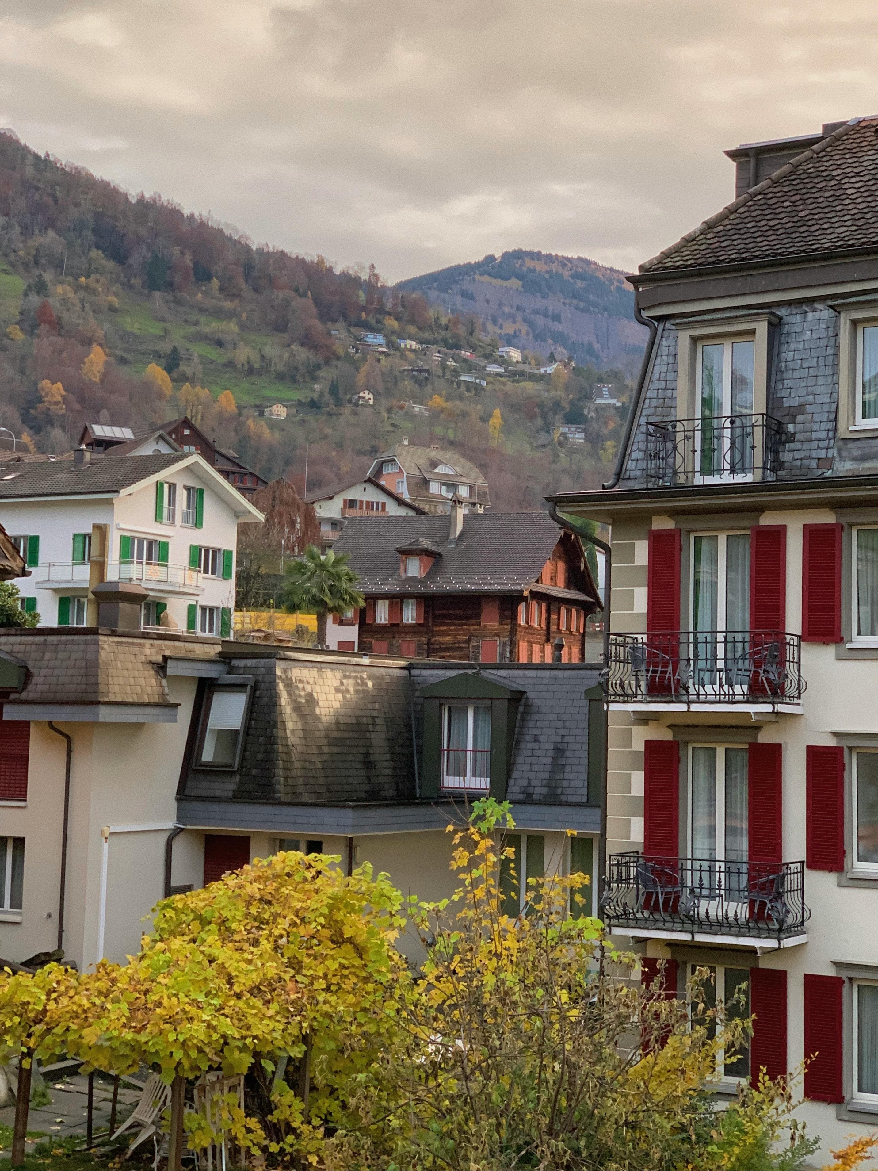 Immeuble résidentiel moderne en Suisse — contexte de la réforme Lex Koller 2026